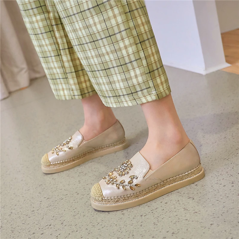 CONASCO Fashion Casual Spring Summer New Genuine Leather Women Flats Crystal Rhinestone Applique Woven Flat Platform Shoes Woman
CONASCO Fashion Casual Spring Summer New Genuine Leather Women Flats Crystal Rhinestone Applique Woven Flat Platform Shoes Woman