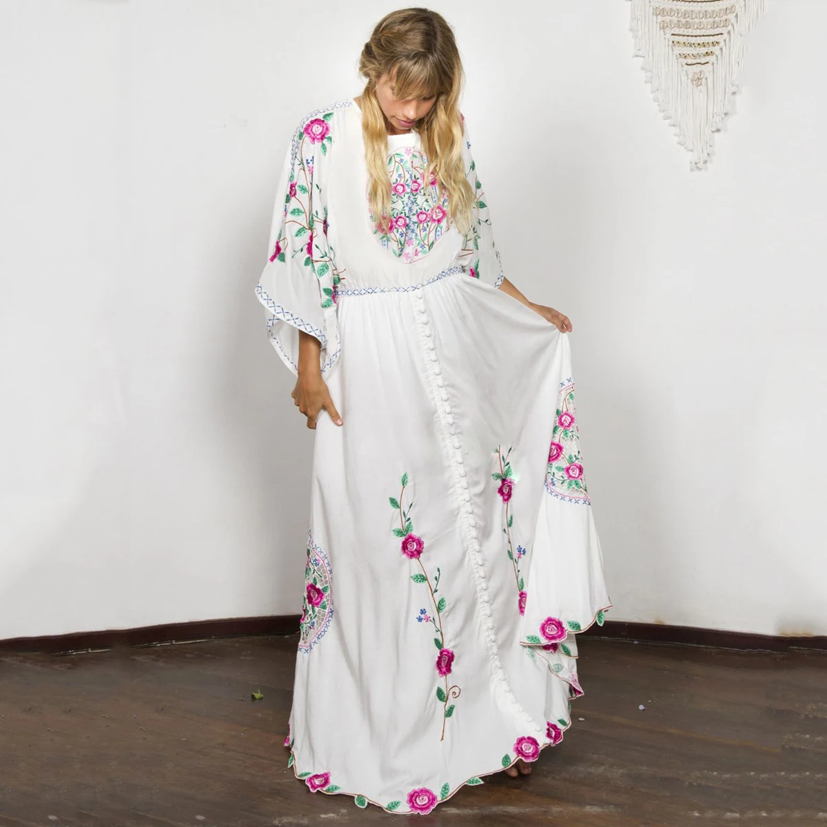 Boho Chic Floral Embroidered Maxi Dress Back Tie O-Neck Batwing Sleeve Loose Women Dresses Casual Beach 2021 Summer Vestidos
Boho Chic Floral Embroidered Maxi Dress Back Tie O-Neck Batwing Sleeve Loose Women Dresses Casual Beach 2021 Summer Vestidos