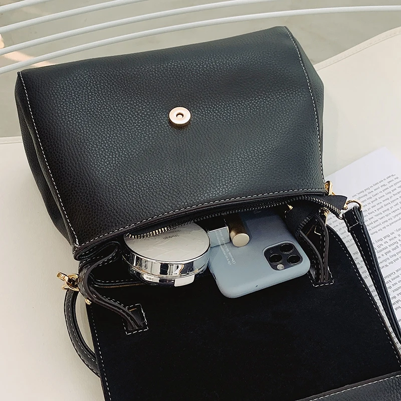 Retro Female Shoulder Bags Flap Leather Handbag Patterned Wide Strap Solid Soft Crossbody Bag 2020 Winter Portable Lady Tote Bag
Retro Female Shoulder Bags Flap Leather Handbag Patterned Wide Strap Solid Soft Crossbody Bag 2020 Winter Portable Lady Tote Bag