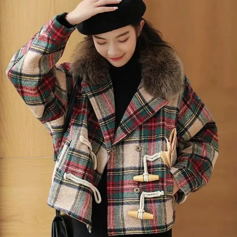 Women Winter Warm Plaid Woolen Jacket Short Loose Faux Lamb Fur Ling and Collar Coat
Women Winter Warm Plaid Woolen Jacket Short Loose Faux Lamb Fur Ling and Collar Coat