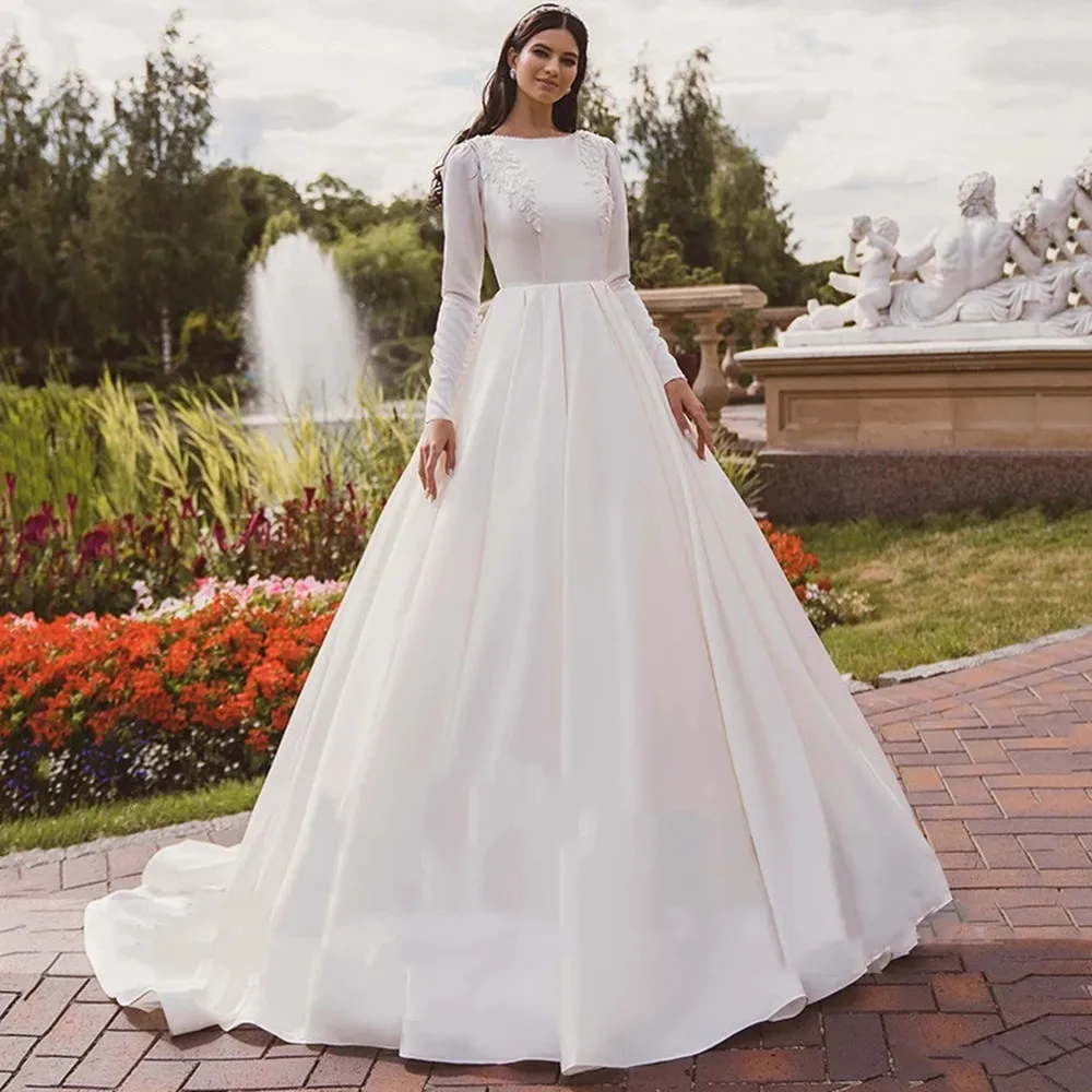 2021 New Elegant Satin Wedding Dress V-neck Long Sleeves A-Line Lace Appliques Buttons Vintage Bridal Gown Vestidos De Noiva
2021 New Elegant Satin Wedding Dress V-neck Long Sleeves A-Line Lace Appliques Buttons Vintage Bridal Gown Vestidos De Noiva