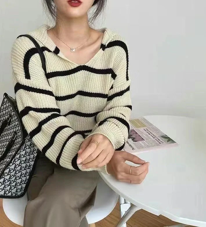 Женский пуловер с воротником-лодочкой и V-образным вырезом 
Женский пуловер с воротником-лодочкой и V-образным вырезом