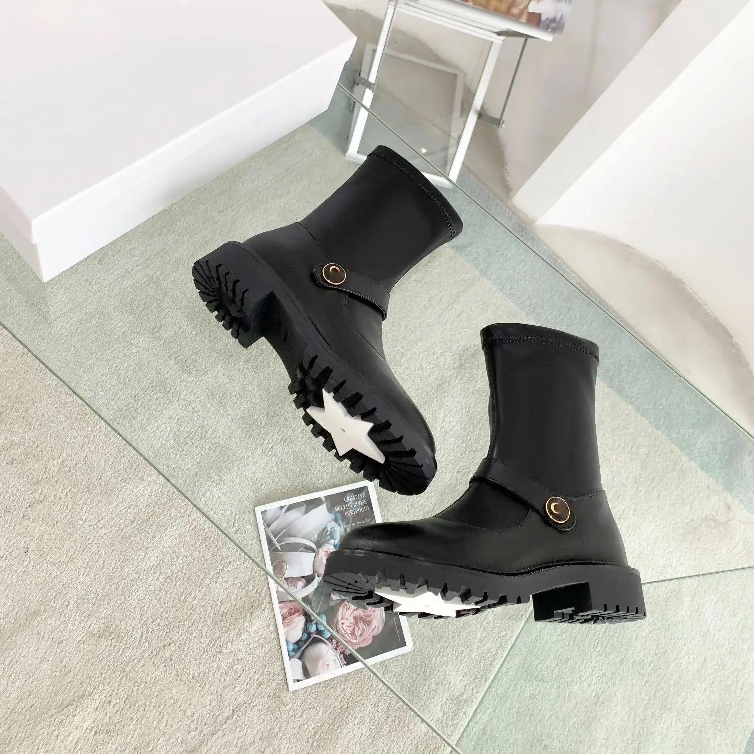 Новинка 2021, Ботинки Martin из натуральной кожи, женские кожаные ботинки средней длины с металлической пряжкой и круглым носком на шнуровке
Новинка 2021, Ботинки Martin из натуральной кожи, женские кожаные ботинки средней длины с металлической пряжкой и круглым носком на шнуровке