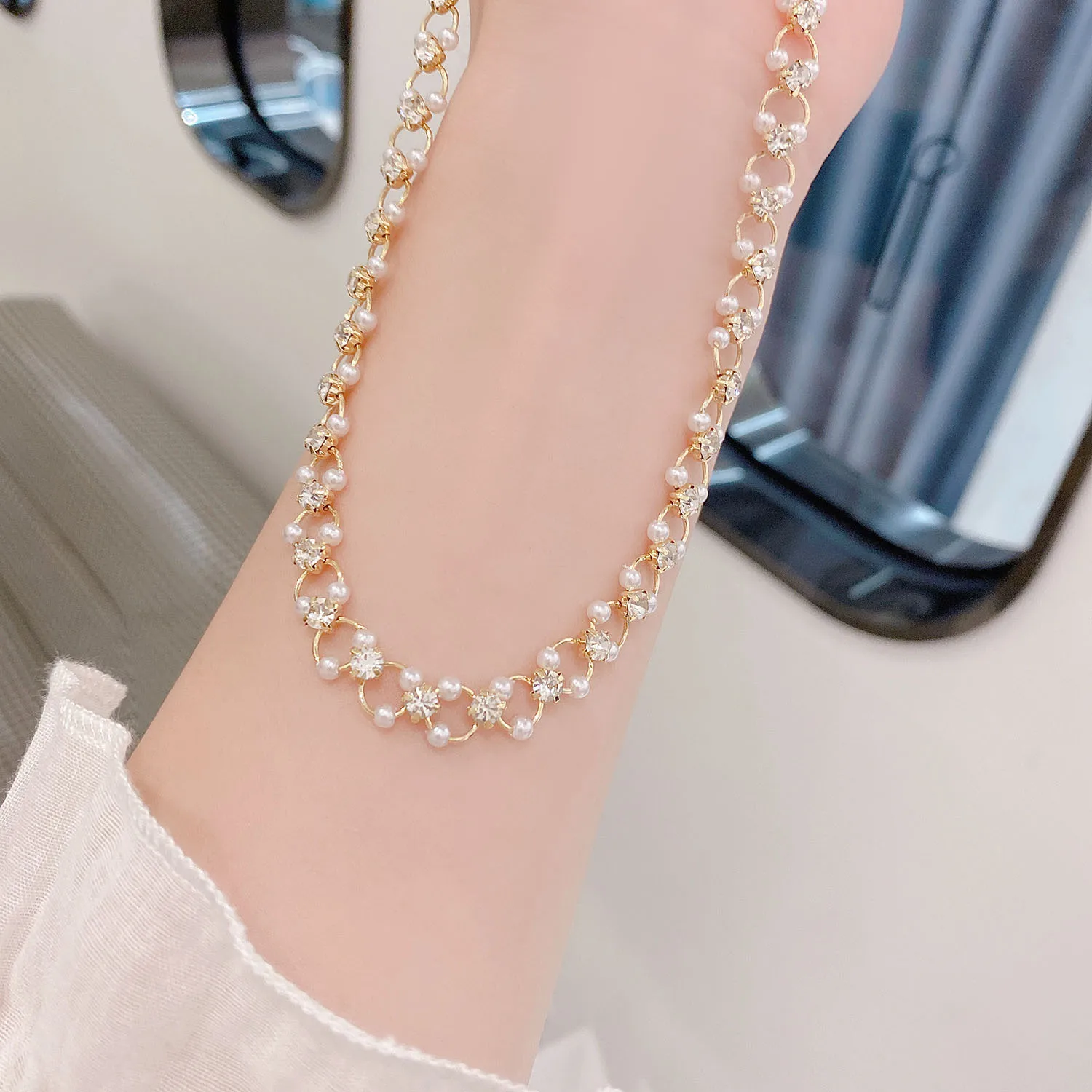 Exquisite Choker Sense Necklace for Women Hollow Pearl Rhinestones AAA Zircon Short Temperament Clavicle Chain Gifts
Exquisite Choker Sense Necklace for Women Hollow Pearl Rhinestones AAA Zircon Short Temperament Clavicle Chain Gifts