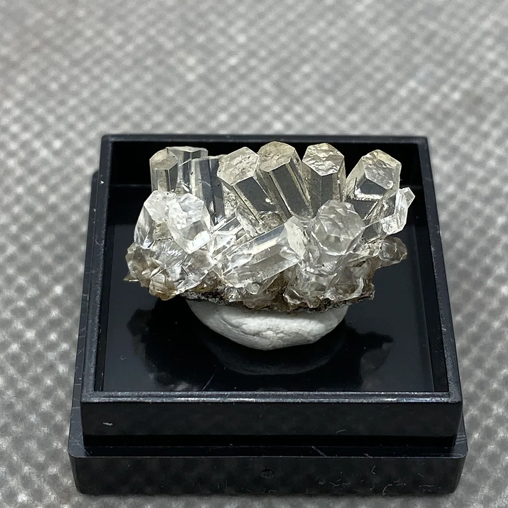 Natural transparent columnar calcite is rare and extinct in China +Box 27*27*2 5 mm
Natural transparent columnar calcite is rare and extinct in China +Box 27*27*2 5 mm
