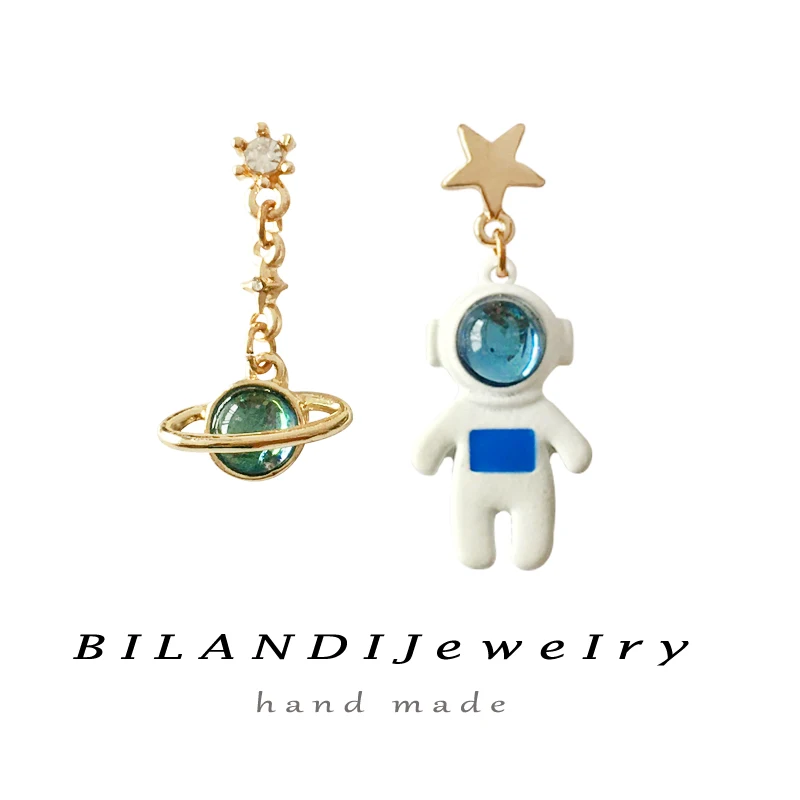 S925 needle New Asymmetrical Earrings Cute Design Hot Sale Golden Plating Lovely Star Earth Astronaut Drop Earrings For Girl
S925 needle New Asymmetrical Earrings Cute Design Hot Sale Golden Plating Lovely Star Earth Astronaut Drop Earrings For Girl
