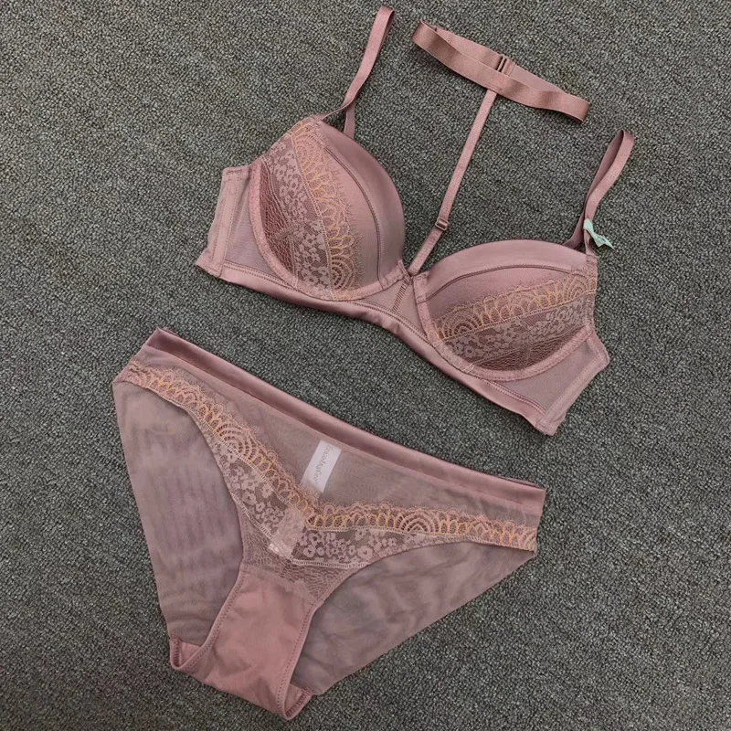 European and American Deep V Sexy Comfortable Underwear Set with Lace Embroidery Bra Removable Neck Bra
European and American Deep V Sexy Comfortable Underwear Set with Lace Embroidery Bra Removable Neck Bra