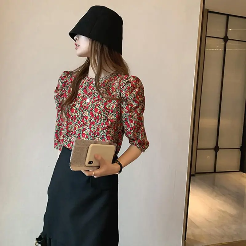 MISSKY Women Shirt Half Sleeve Round Collar Floral Printing Shirt Spring Summer Puff Sleeve Loose Tops Blouse For Female New
MISSKY Women Shirt Half Sleeve Round Collar Floral Printing Shirt Spring Summer Puff Sleeve Loose Tops Blouse For Female New