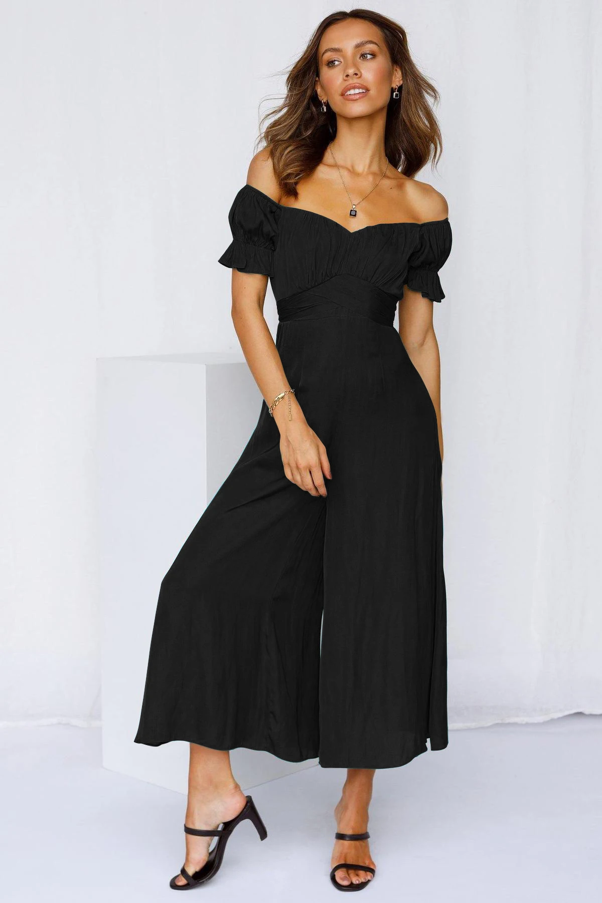 New Fashion Short Sleeve Wide Leg Pants Solid Color Off Shoulder Romper Jumpsuits Women Clothing
New Fashion Short Sleeve Wide Leg Pants Solid Color Off Shoulder Romper Jumpsuits Women Clothing