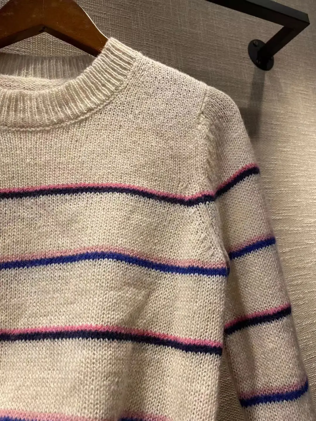 2020 Autumn and Winter New Wool Blended Pinstripe Decorative Striped Wool Knitted Bottoming Sweater Women
2020 Autumn and Winter New Wool Blended Pinstripe Decorative Striped Wool Knitted Bottoming Sweater Women