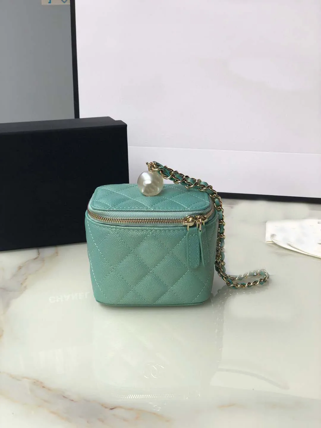 21 winter new product mini portable small box, leather fashion classic storage box, all-match bucket-shaped cosmetic bag
21 winter new product mini portable small box, leather fashion classic storage box, all-match bucket-shaped cosmetic bag