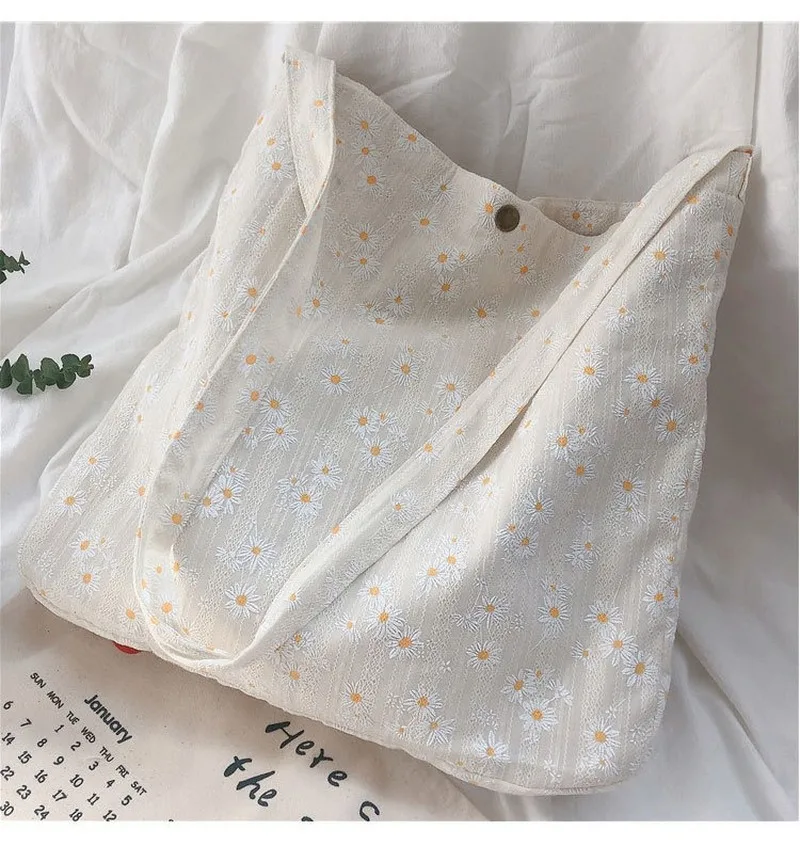 Japanese small fresh daisy canvas bag female literary shoulder bag student thin section environmental protection bag 
Japanese small fresh daisy canvas bag female literary shoulder bag student thin section environmental protection bag