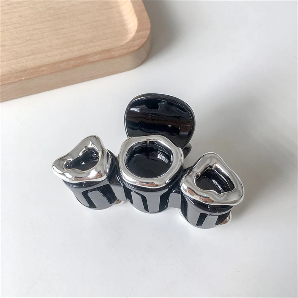 2021 New Women Elegant Gold Silver Hollow Geometric Metal Hair Claw Vintage Hair Clips Headband Hairpin Fashion Hair Accessories
2021 New Women Elegant Gold Silver Hollow Geometric Metal Hair Claw Vintage Hair Clips Headband Hairpin Fashion Hair Accessories