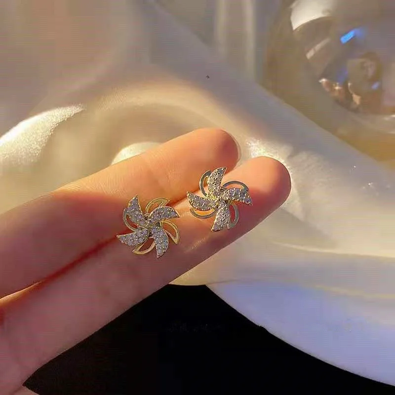 Rotatable small windmill Earrings temperament women's net red pop Earrings anti allergy silver needle 2021 New Fashion Earrings
Rotatable small windmill Earrings temperament women's net red pop Earrings anti allergy silver needle 2021 New Fashion Earrings