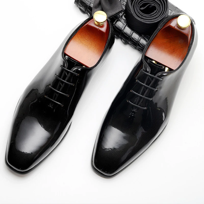 New men's formal leather shoes British pointed toe all-match business casual wedding meeting top layer cowhide men's shoes
New men's formal leather shoes British pointed toe all-match business casual wedding meeting top layer cowhide men's shoes