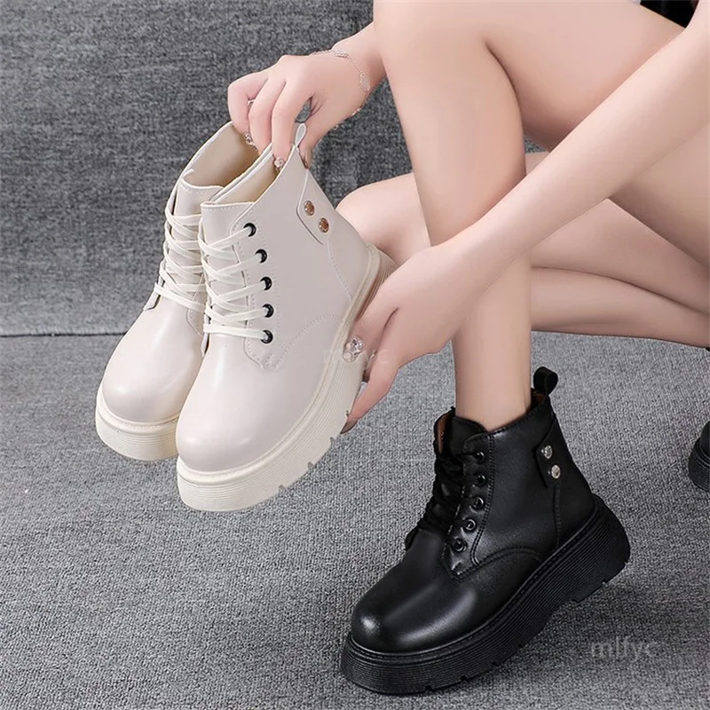 2021 autumn and winter new thick-soled rivet fashion Martin boots round toe British style lace-up fashion women's short boots
2021 autumn and winter new thick-soled rivet fashion Martin boots round toe British style lace-up fashion women's short boots