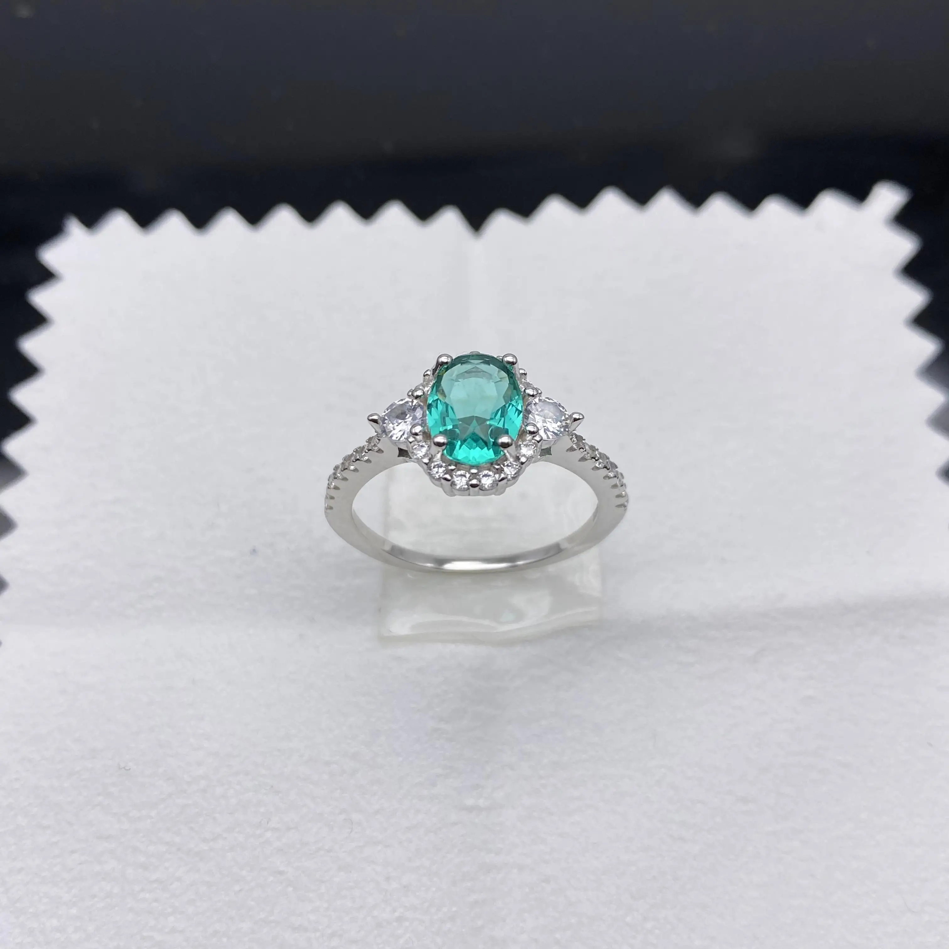 Женское кольцо из серебра 925 пробы, с платиновым цирконием 
Женское кольцо из серебра 925 пробы, с платиновым цирконием