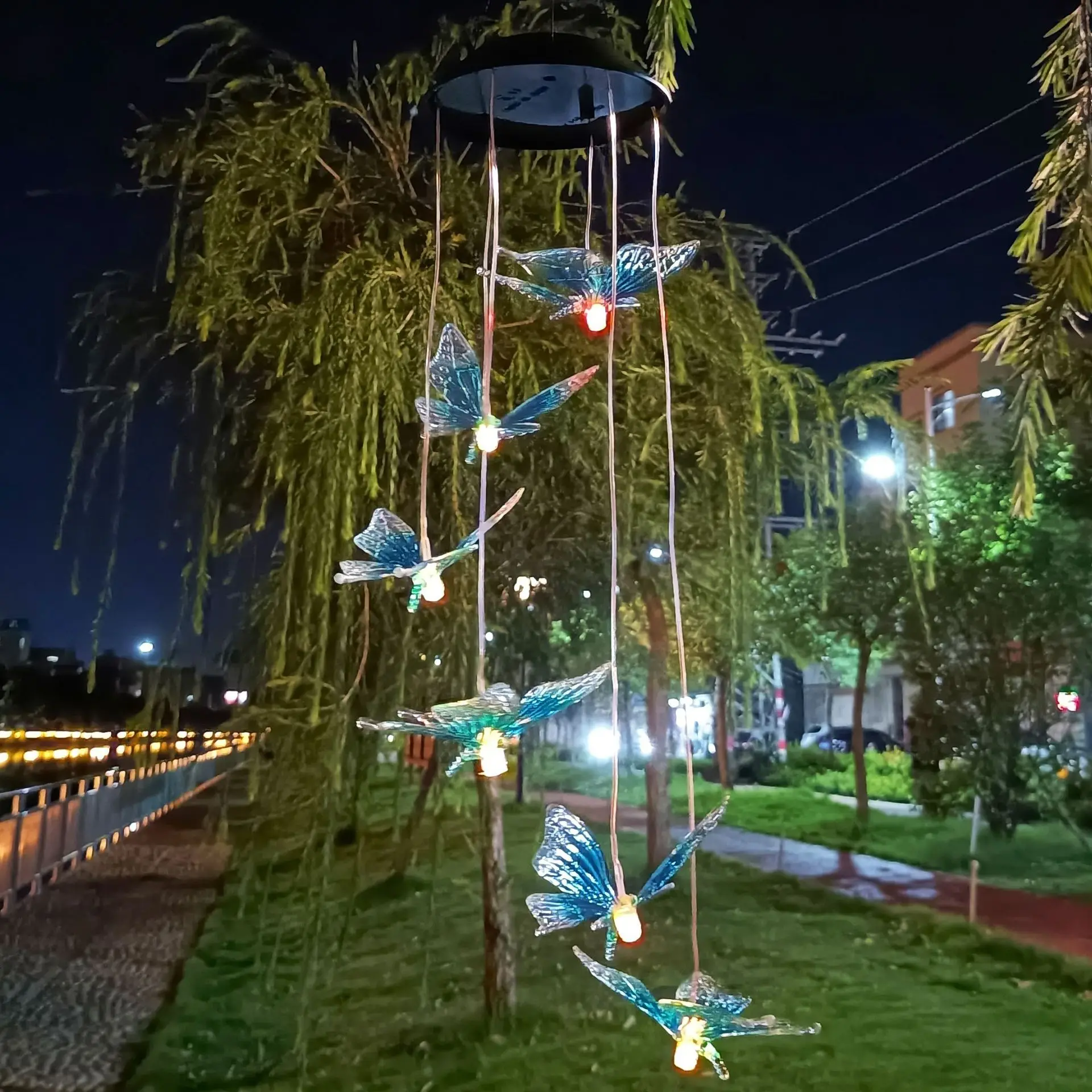 Solar wind chime lamp, hummingbird wind chime, butterfly wind chime, dog wind chime, outdoor decorations
Solar wind chime lamp, hummingbird wind chime, butterfly wind chime, dog wind chime, outdoor decorations