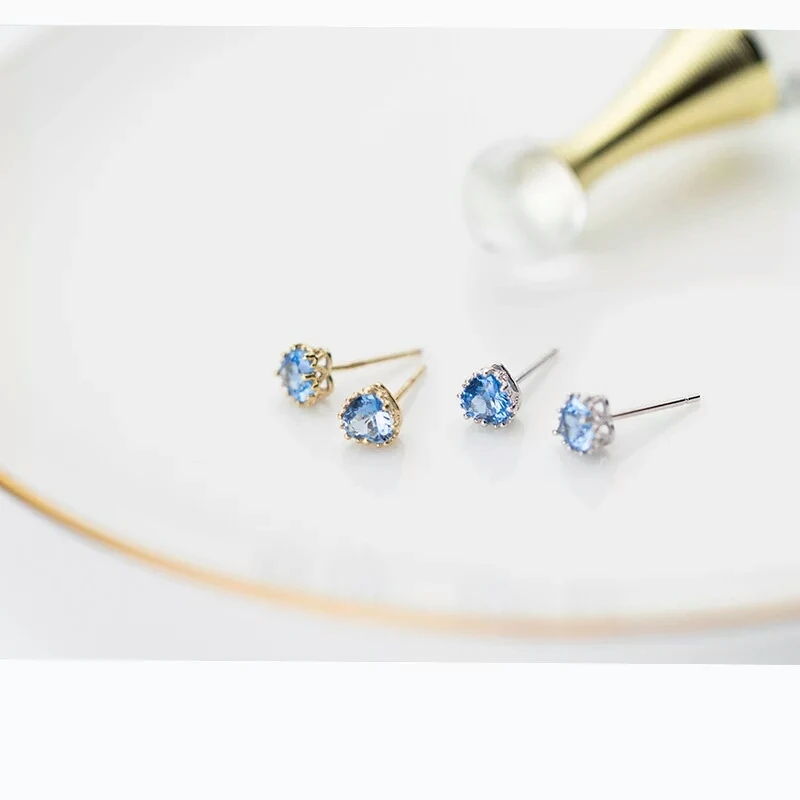 Женские серьги-гвоздики из серебра 925 пробы с голубым кристаллом | Украшения и