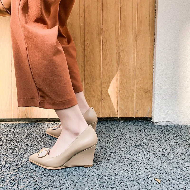 EGONERY spring new pattern pointed toe slope heel women shoes fashion metal decoration office lady concise comfortable
EGONERY spring new pattern pointed toe slope heel women shoes fashion metal decoration office lady concise comfortable