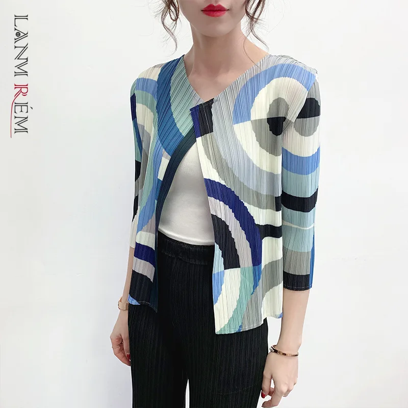 LANMREM Pleated Printed Jacket 2022 Autumn New Fashion Women's Three Quarter Sleeves V Neck Short Loose Coat Female 2D3626
LANMREM Pleated Printed Jacket 2022 Autumn New Fashion Women's Three Quarter Sleeves V Neck Short Loose Coat Female 2D3626