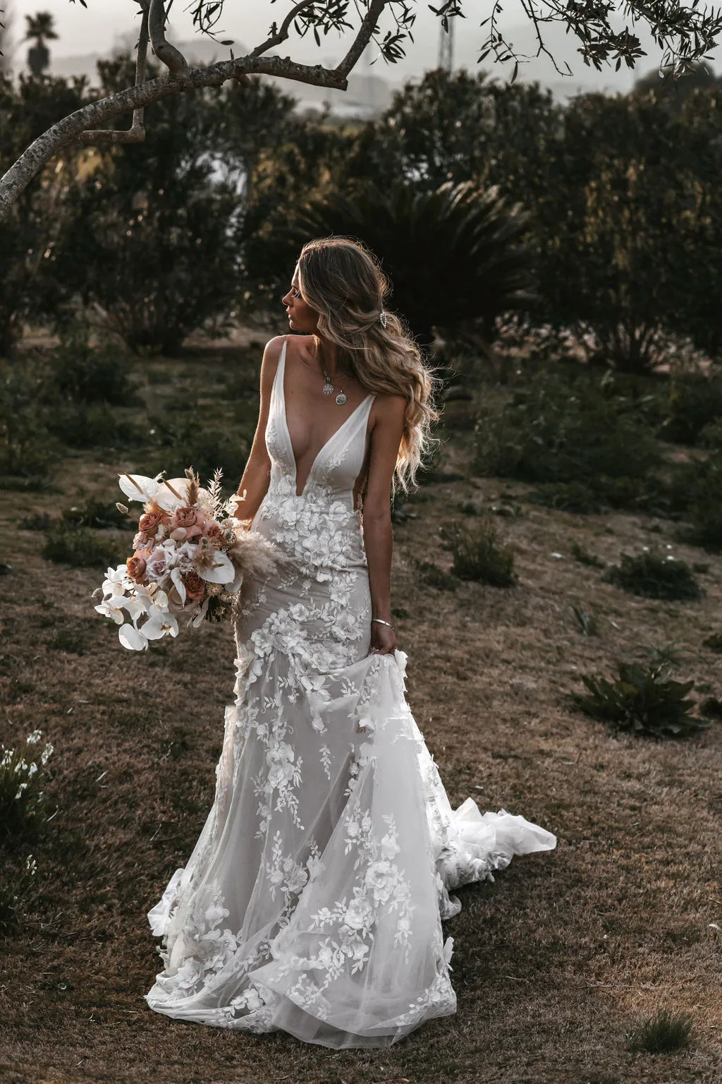 Vintage Lace Mermaid Wedding Dresses Plunging V-neck 3D Flowers Appliques Trumpet Bride Backless Wedding Gowns Plus Size Country
Vintage Lace Mermaid Wedding Dresses Plunging V-neck 3D Flowers Appliques Trumpet Bride Backless Wedding Gowns Plus Size Country