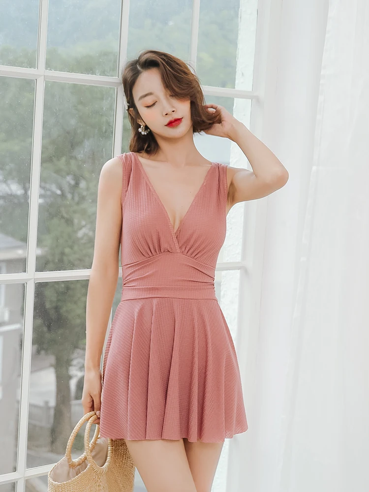 Новинка 2019, женский купальный костюм с оборками, закрытый слитный купальник, одежда для плавания, платье, женское сексуальное Монокини, купальные костюмы
Новинка 2019, женский купальный костюм с оборками, закрытый слитный купальник, одежда для плавания, платье, женское сексуальное Монокини, купальные костюмы