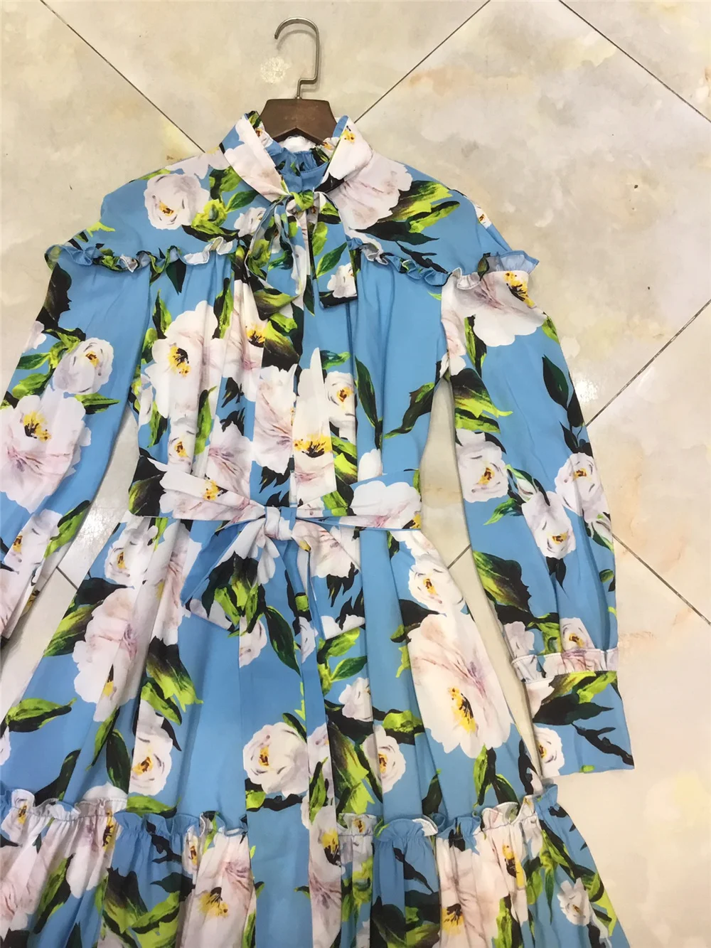 Женское платье с длинным рукавом, вечернее платье с бантом на воротнике и голубым цветочным принтом, весна 2021
Женское платье с длинным рукавом, вечернее платье с бантом на воротнике и голубым цветочным принтом, весна 2021