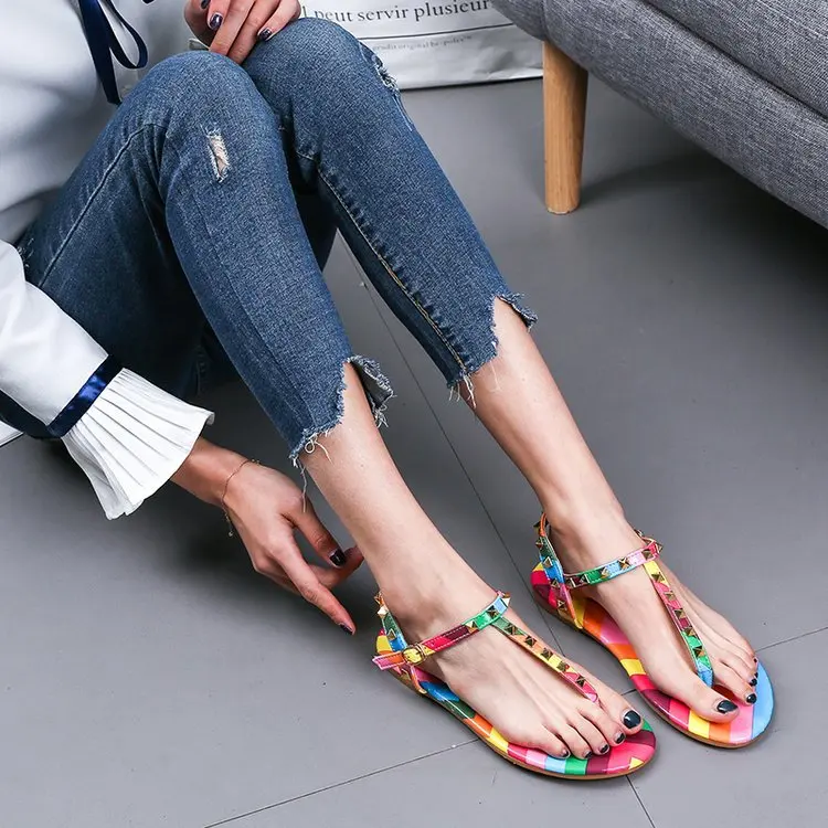 Woman Sandals 37-42 Large Size European and American Summer Color Matching Flat Heel Sweet Clip Toe Rivet Roman T-shaped Buckle
Woman Sandals 37-42 Large Size European and American Summer Color Matching Flat Heel Sweet Clip Toe Rivet Roman T-shaped Buckle