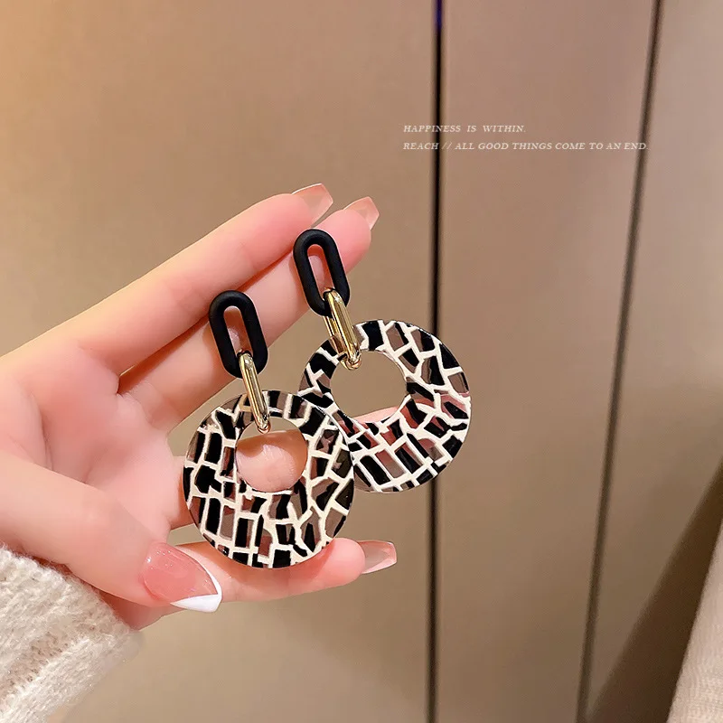 New leopard print round earrings retro exaggerated geometric acrylic pendant earrings temperament high-end personalized earrings
New leopard print round earrings retro exaggerated geometric acrylic pendant earrings temperament high-end personalized earrings