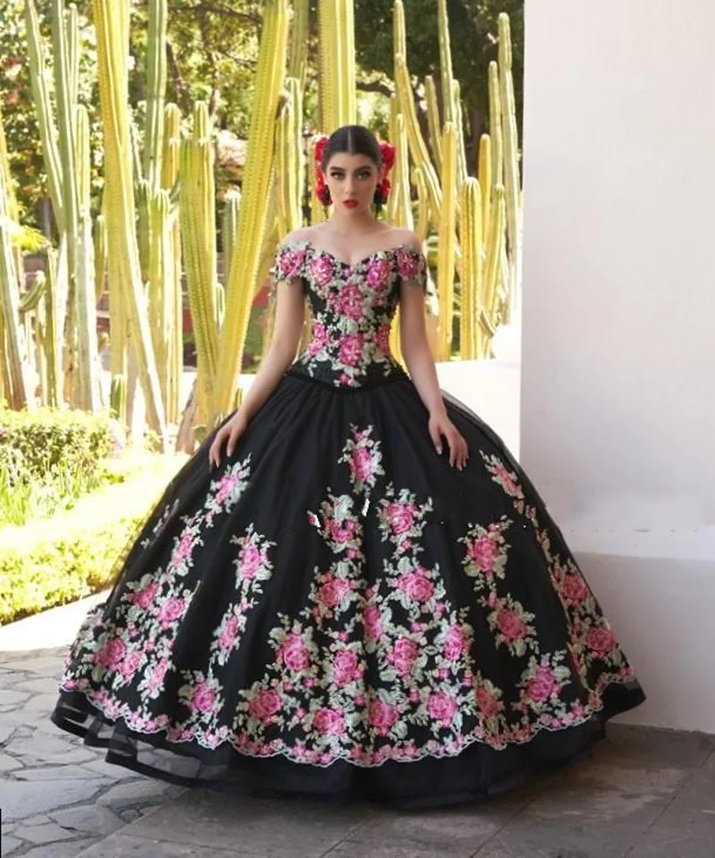 Charro Black Sweet 16 Quinceanera Dresses with Embroidery Off the Shoulder vestido de 15 anos Ball Gown Prom Dress
Charro Black Sweet 16 Quinceanera Dresses with Embroidery Off the Shoulder vestido de 15 anos Ball Gown Prom Dress