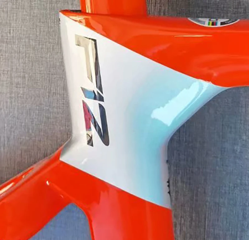 TaiwanCustom carbon bike road frame F12 Uranus Black Red new coating 1k Disc/Rim Brake road bicycle carbon frames size 44-59.5cm
TaiwanCustom carbon bike road frame F12 Uranus Black Red new coating 1k Disc/Rim Brake road bicycle carbon frames size 44-59.5cm