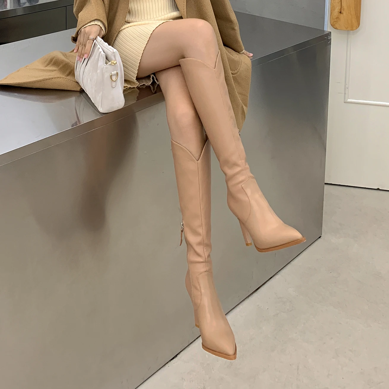 Женские сапоги с острым носком, на высоком каблуке-шпильке
Женские сапоги с острым носком, на высоком каблуке-шпильке