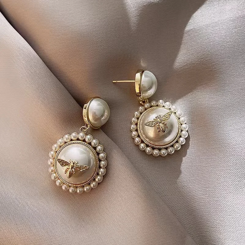 High quality vintage classic exaggerated elegance European court style temperament white pearl bee woman earring jewelry gift
High quality vintage classic exaggerated elegance European court style temperament white pearl bee woman earring jewelry gift