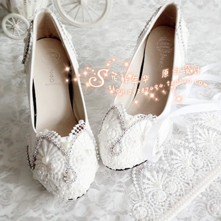 White bridal lace flower wedding shoes pearl set diamond chain Bridesmaid high heel strap wedding dress take photos of
White bridal lace flower wedding shoes pearl set diamond chain Bridesmaid high heel strap wedding dress take photos of