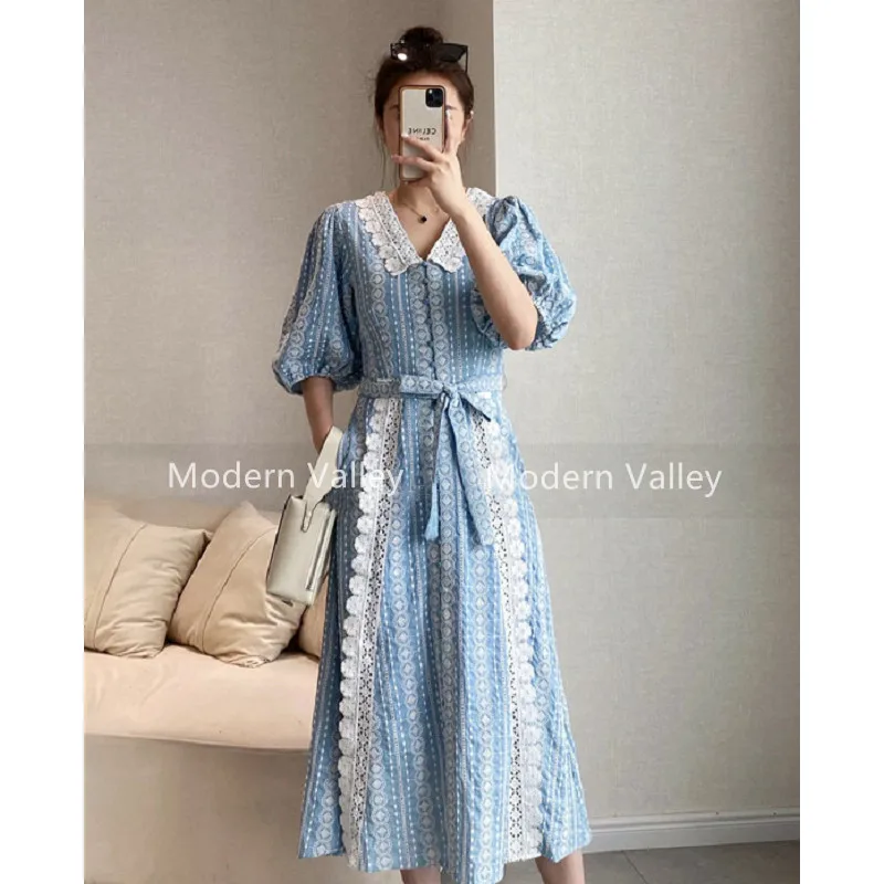 French Style Peter pan Collar Puff Sleeve Dress Female 2021 New Splicing Lace Embroidery Lace up Elegant Midi Dress for Women
French Style Peter pan Collar Puff Sleeve Dress Female 2021 New Splicing Lace Embroidery Lace up Elegant Midi Dress for Women