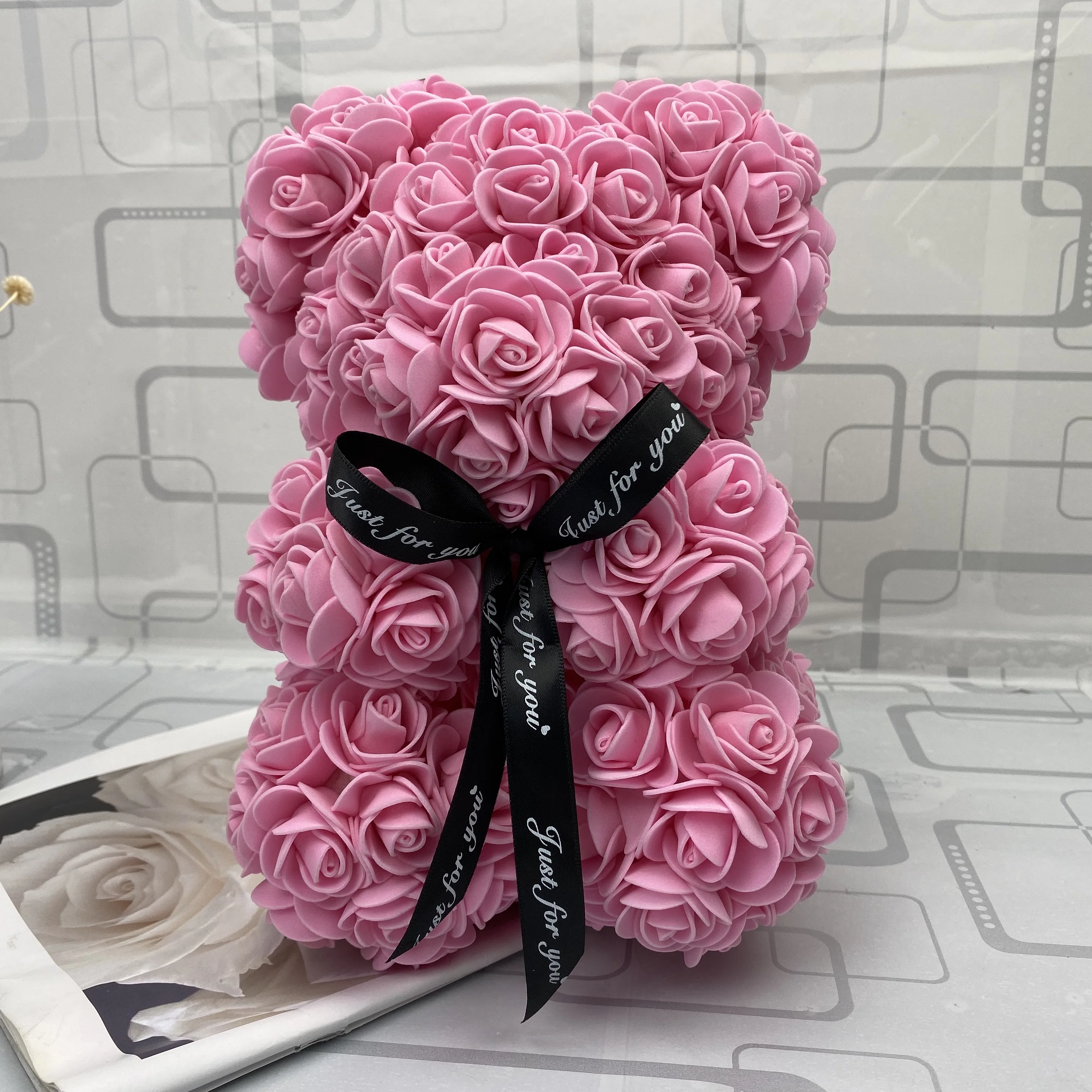 Медвежонок из искусственных роз ко дню св. Валентина (25 см)