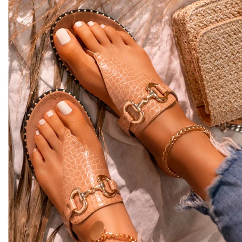 Summer New Fashion Sexy Chain Clip Foot Comfortable Outdoor Female Slippers Solid Color Rivets Flat Beach Slippers Plus Size 
Summer New Fashion Sexy Chain Clip Foot Comfortable Outdoor Female Slippers Solid Color Rivets Flat Beach Slippers Plus Size