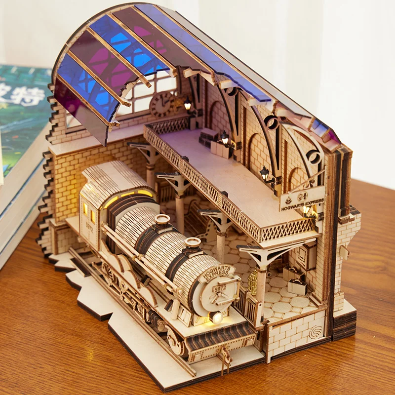 DIY волшебная платформа из фильма девять и три четверти Diagon Alley Book Nook Комплект полок миниатюрная железнодорожная станция светильник игрушкам...
DIY волшебная платформа из фильма девять и три четверти Diagon Alley Book Nook Комплект полок миниатюрная железнодорожная станция светильник игрушкам...