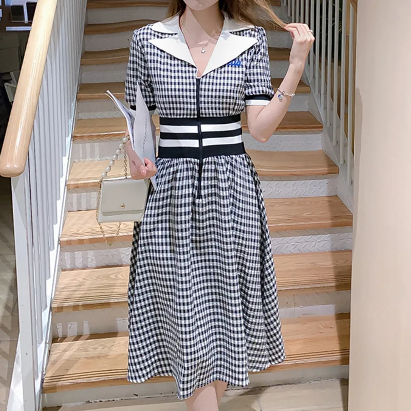 2021 Summer New French Elegant Plaid Midi Dress Sukienki Damskie Fashion Short Sleeve Elastic Waist Vintage Black Dress Vestidos
2021 Summer New French Elegant Plaid Midi Dress Sukienki Damskie Fashion Short Sleeve Elastic Waist Vintage Black Dress Vestidos