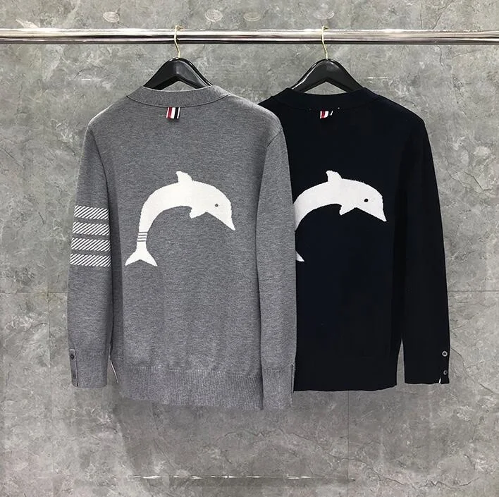 2021 Fashion Brand Sweaters Men Women Slim O-Neck Cardigan Clothing Striped Wool Back Dolphin Pattern Winter Casual Coat
2021 Fashion Brand Sweaters Men Women Slim O-Neck Cardigan Clothing Striped Wool Back Dolphin Pattern Winter Casual Coat