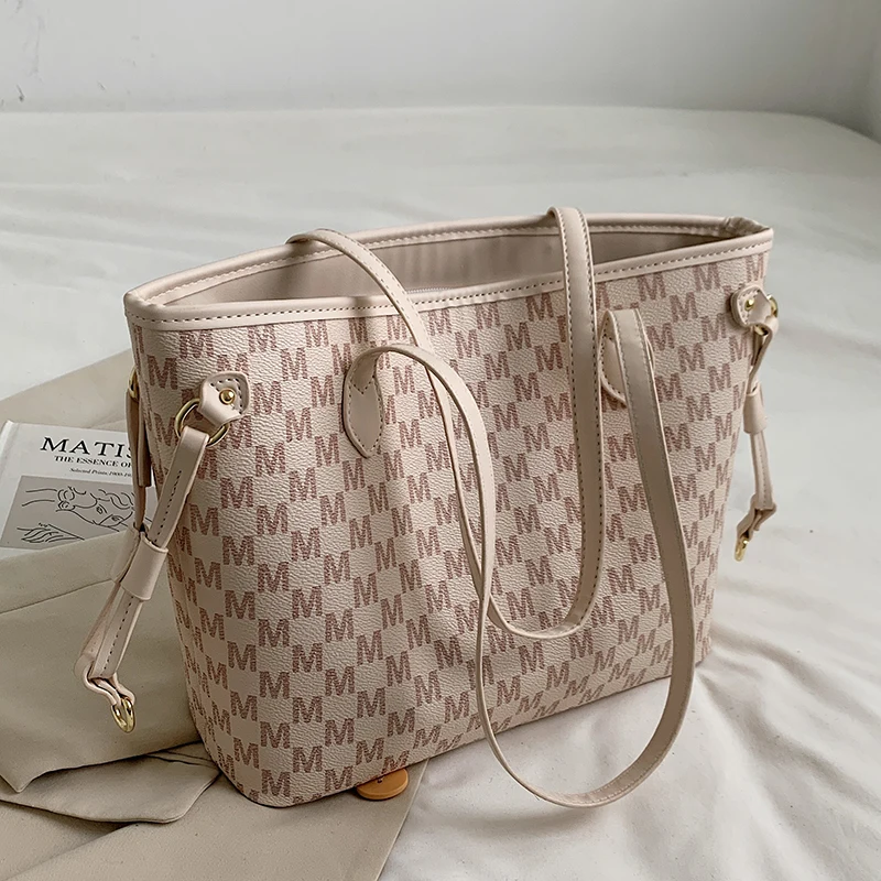 Retro Letter Branded High Capacity Big Shoulder Bag 2021 Winter Fashion Printing Travel Tote Shopping Handbags and Purses
Retro Letter Branded High Capacity Big Shoulder Bag 2021 Winter Fashion Printing Travel Tote Shopping Handbags and Purses