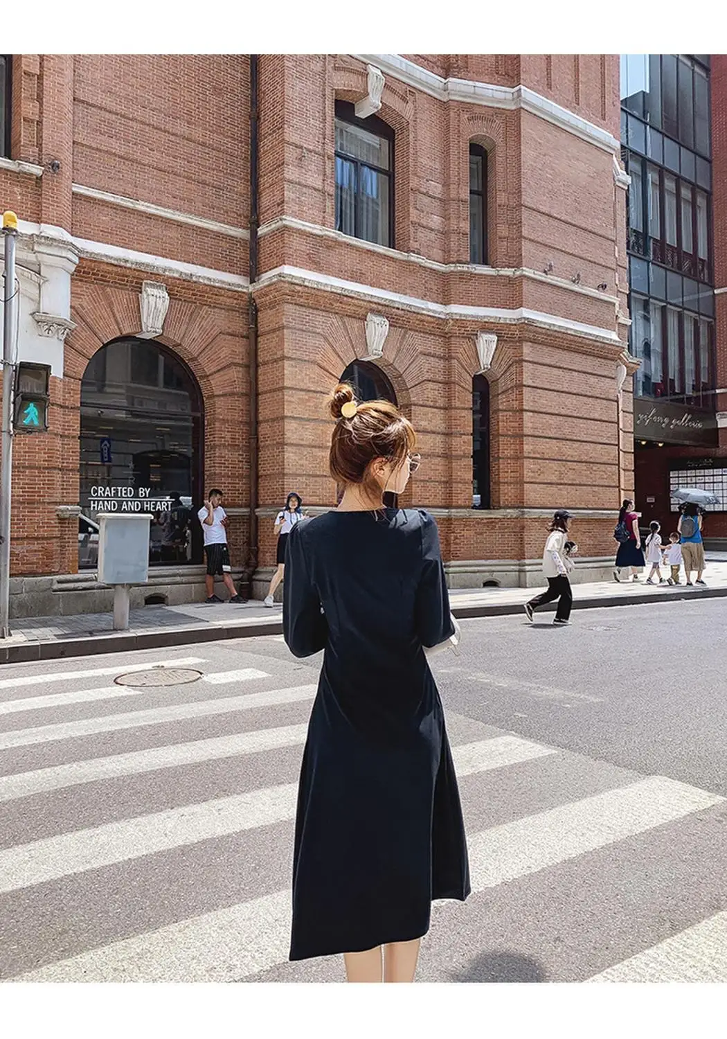 2020 Autumn Hepburn style high quality, noble temperament, V-neck rhinestone dress women puff sleeve dress 
2020 Autumn Hepburn style high quality, noble temperament, V-neck rhinestone dress women puff sleeve dress