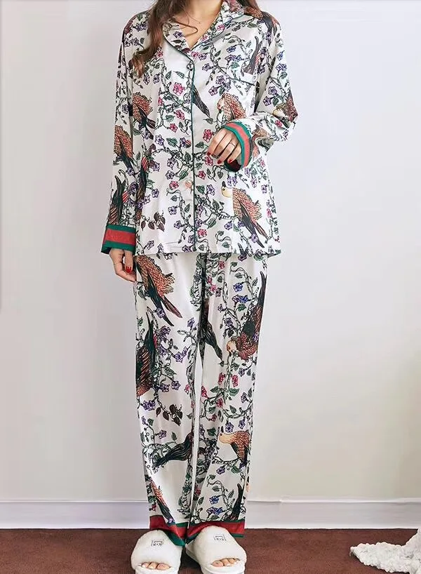 Autumn Lady Silk-like Printing Pajamas Womens Luxury Sexy Clothes Long Sleeves Satin Pajama Flowers and Birds Sleepwear 2 Piece
Autumn Lady Silk-like Printing Pajamas Womens Luxury Sexy Clothes Long Sleeves Satin Pajama Flowers and Birds Sleepwear 2 Piece