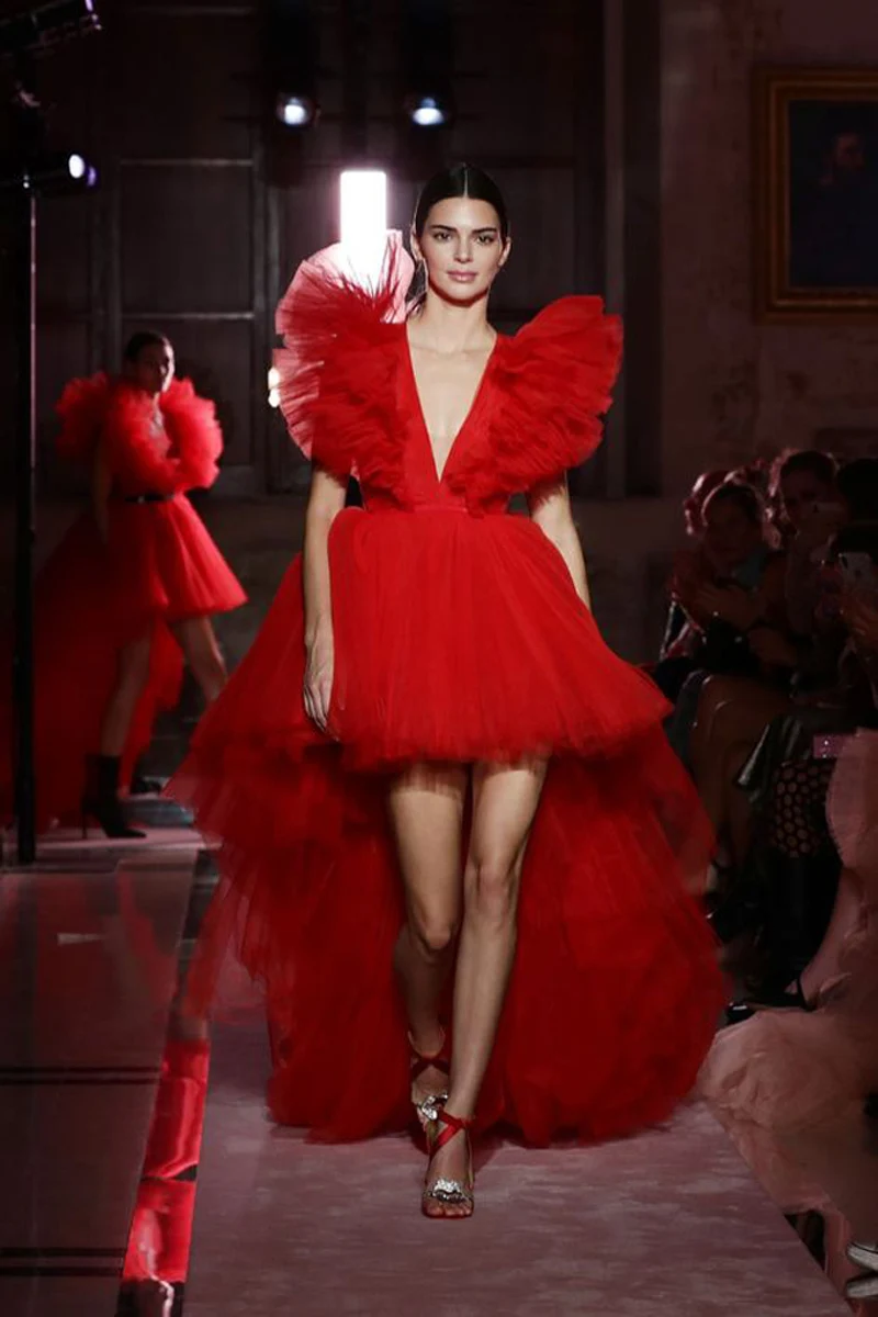 2020 Hi-Lo Red Ball Gown Tulle Dress Ruffles Deep V-Neck Sweet Woman Dress for Party Sweep Train Puffy vestidos
2020 Hi-Lo Red Ball Gown Tulle Dress Ruffles Deep V-Neck Sweet Woman Dress for Party Sweep Train Puffy vestidos