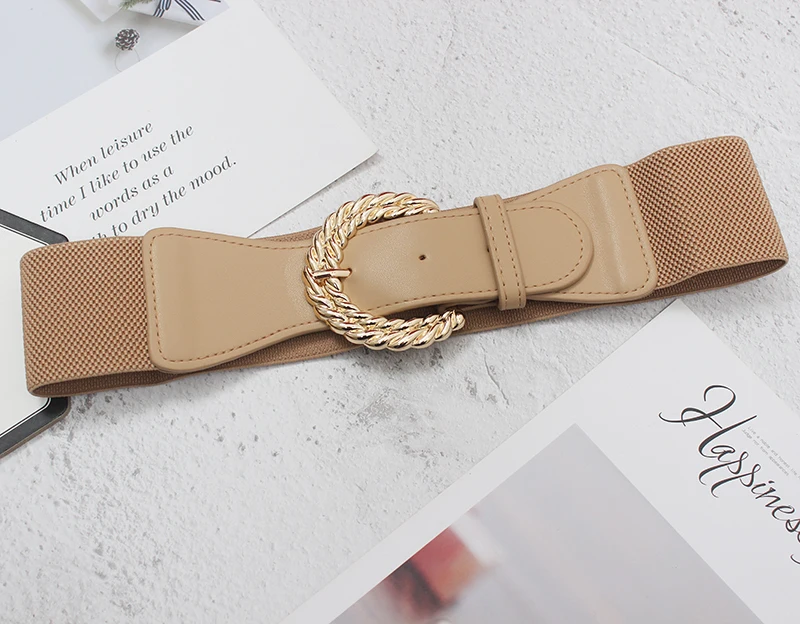 The Belted Woman's Wide-brimmed Dress Was Styled with A Brown Black Loose Elastic Belt