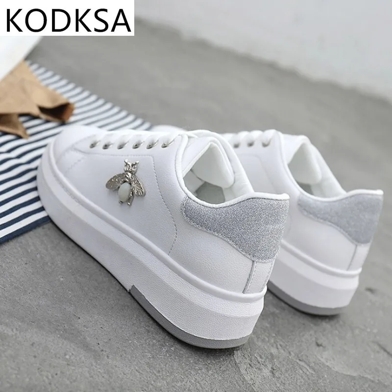 Women Casual Shoes 2021 New Women Sneakers Fashion Breathable PU Leather Platform White Women Shoes Soft Footwears Rhinestone
Women Casual Shoes 2021 New Women Sneakers Fashion Breathable PU Leather Platform White Women Shoes Soft Footwears Rhinestone