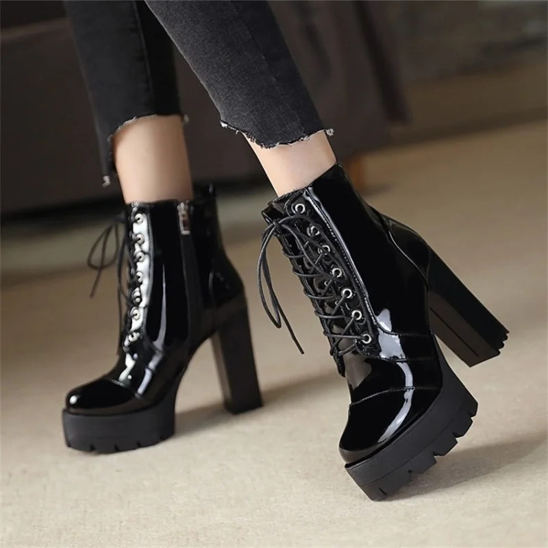 Autumn and winter 2021 new style round head metal decoration front lace high thick heel women's large short boots
Autumn and winter 2021 new style round head metal decoration front lace high thick heel women's large short boots