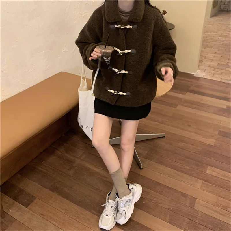 HziriP New Winter Office Lady Faux Lambwool Coat Women Fashion Solid Horn Button Fur Jacket Loose Lapel Thick Warm Plush Coats
HziriP New Winter Office Lady Faux Lambwool Coat Women Fashion Solid Horn Button Fur Jacket Loose Lapel Thick Warm Plush Coats