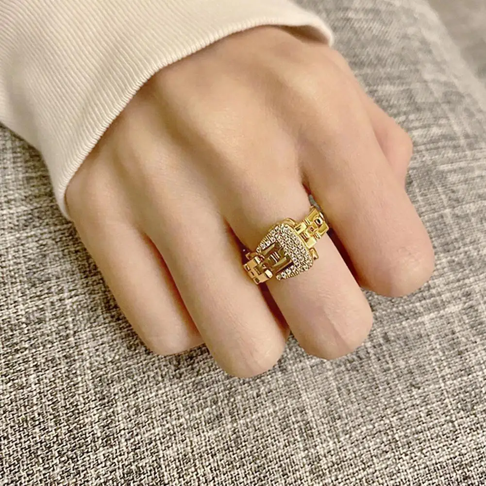 Golden Belt Buckle Chain Rings Vintage Punk Zircon Ring For Fashion Women Adjustable Rings Female Luxury Charm Jewelry Gift W1e3
Golden Belt Buckle Chain Rings Vintage Punk Zircon Ring For Fashion Women Adjustable Rings Female Luxury Charm Jewelry Gift W1e3